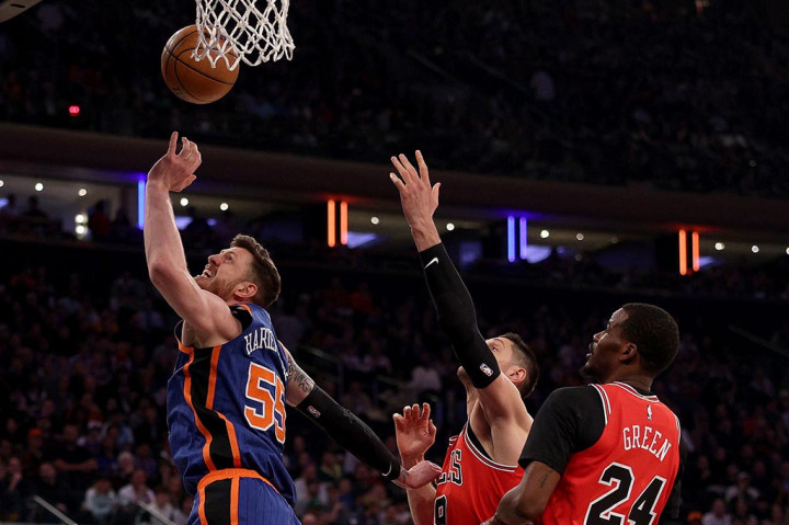 Knicks dan Bucks yang sebelum pertandingan terakhirnya sama-sama mengoleksi 49 menang dan 32 kalah (49-32) dengan Bucks di posisi dua karena lebih unggul dalam pertemuan kedua tim, kini bertukar posisi di klasemen akhir NBA Wilayah Timur musim 2023-2024.