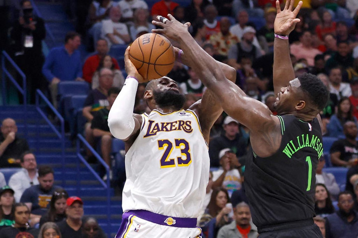 Pemain veteran Los Angeles Lakers LeBron James mengakhiri musim reguler ke-21 dengan catatan triple-double 28 poin, 17 assist, 11 rebound, dan 5 steal, saat timnya menang 124-108 atas New Orleans Pelicans pada laga di Smoothie King Center New Orleans Louisiana, Senin, 15 April 2024 WIB.