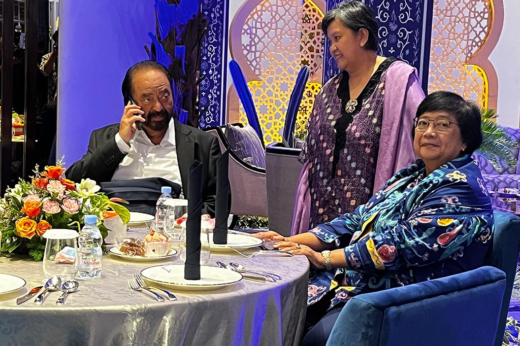 Surya terlihat duduk di panggung utama dalam acara tersebut. Para pengurus daerah dan kader satu per satu menghampirinya untuk meminta maaf dalam momen idulfitri.