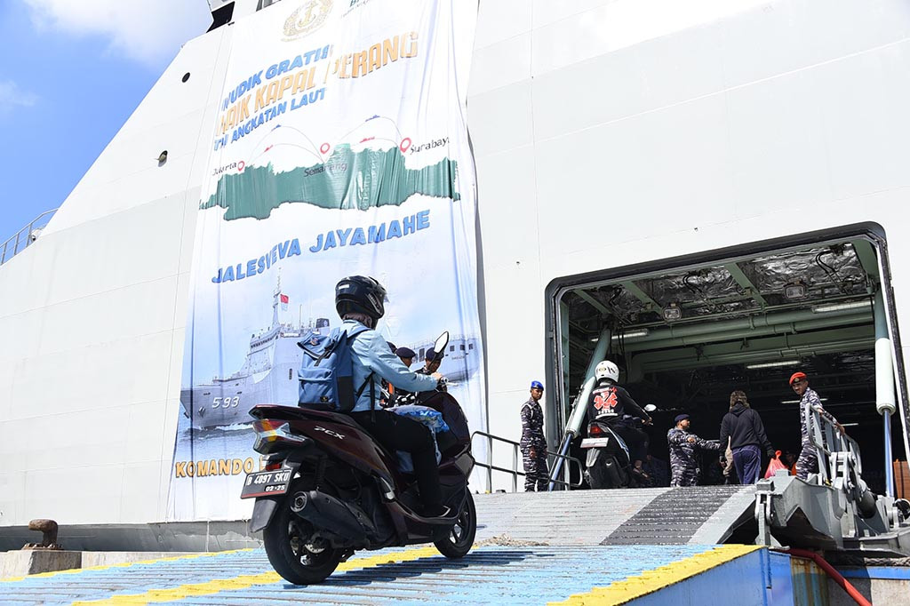 Antusiasme masyarakat terhadap program TNI Angkatan Laut (TNI AL) bekerja sama dengan pemerintah dalam penyelenggaraan mudik gratis sangatlah tinggi, terutama saat ini ketika arus balik pemudik dari Surabaya dan Semarang menuju Jakarta menggunakan KRI Banda Aceh-593 (KRI BAC-593) yang berangkat dari Dermaga Madura Koarmada II, Ujung Surabaya, Jawa Timur, Sabtu, 13 April 2024.