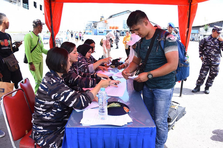 KRI BAC-593 membawa total sebanyak 810 penumpang serta 181 kendaraan sepeda motor yang dilepas secara langsung oleh Komandan Pangkalan Utama TNI Angkatan Laut (Danlantamal) V Brigjen TNI Marinir Joni Sulistiawan dalam sebuah upacara pelepasan. 