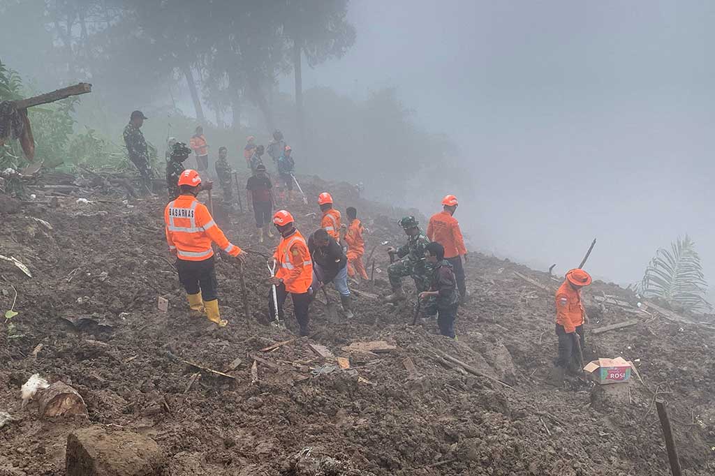 Bencana tanah longsor melanda Kabupaten Tana Toraja, Sulawesi Selatan, Sabtu, 13 April 2024. Longsor mengakibatkan 20 orang tewas, 16 korban ditemukan di Desa Palangka (Pango-pango), empat lainnya di daerah Lembang Randan Batu.