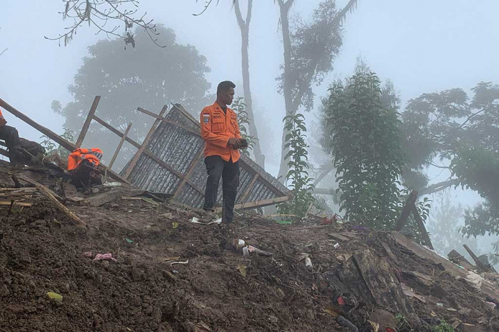 Sebelumnya, Bencana alam tanah longsor tersebut terjadi pada dua tempat. Kejadian pertama di Dusun Putu', RT Bekak, Lembang Randan Batu, Kecamatan Makale Selatan pada Sabtu sekitar pukul 23.00 Wita. Sedangkan kejadian serupa terjadi di lokasi kedua pada Dusun Palangka, Kelurahan Minggau, Kecamatan Makale.