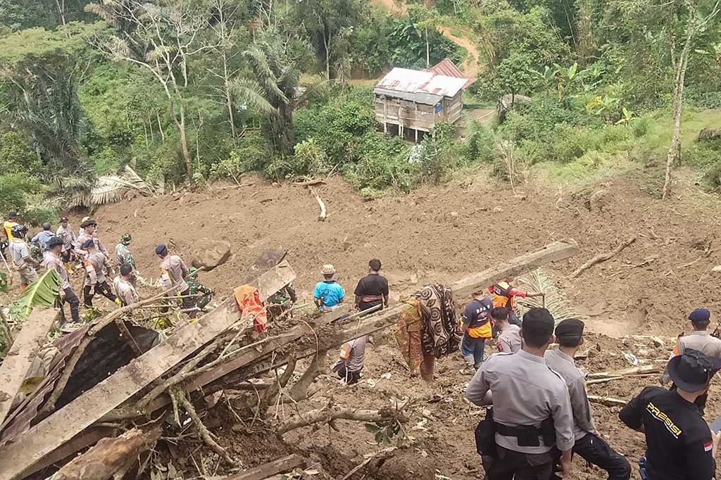 Data korban tertimpa material tanah longsor, empat orang meninggal dunia Indo Luka, Ambe Dian, Karopa dan Luaran. Sedangkan korban selamat dua orang yakni Fitri Rante dan Indo Marni.