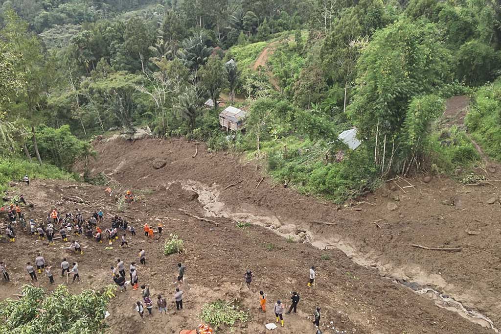 Sementara 16 korban meninggal lainnya yakni Dala (40), Bertha Bine (35), Putri (5), Reno (2), Wiris (6), Marcel Oda (16), Agustinus Bongga (20), Mala' (60), Baru (40), Endi (15), Matius Kottong (35), Aco (37), Mase' (38), Jimmy (27), Gea (3), Sofia (43).