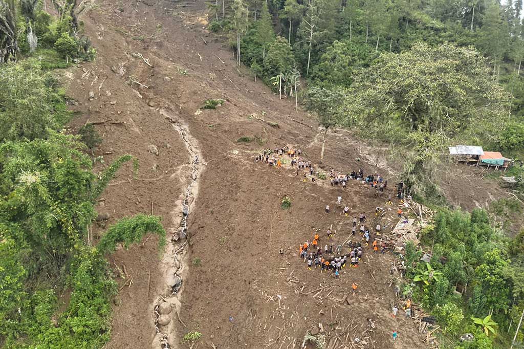 Penyebab terjadinya bencana dipicu hujan dengan intensitas sedang-tinggi selama beberapa hari dan kondisi tanah yang tidak stabil mengakibatkan terjadinya tanah longsor yang menimbun sejumlah rumah beserta penghuninya sekitarnya. Kerugian ditaksir ratusan juta.