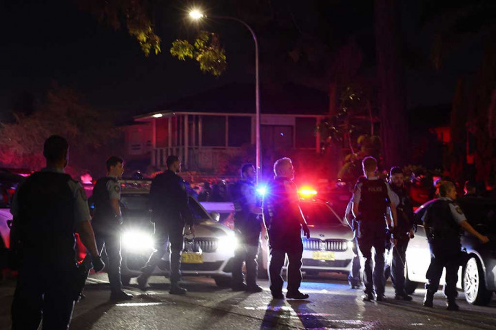 Polisi New South Wales berjaga-jaga di luar Gereja Christ the Good Shepherd di Wakeley, Sydney, 15 April 2024, setelah beberapa orang ditikam di dalam gedung gereja.