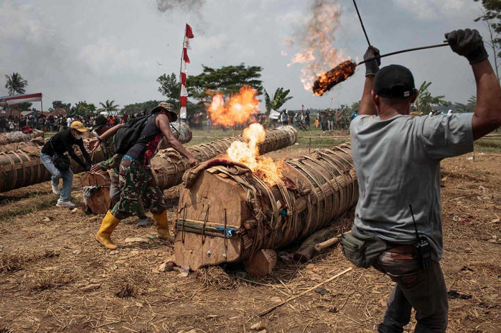 Festival Kuluwung berupa adu ledakan meriam kayu di Kabupaten Bogor, Jawa Barat, Minggu, 14 April 2024, berlangsung meriah. Meriam dibuat dengan menggunakan batang pohon kapuk dan karbit.