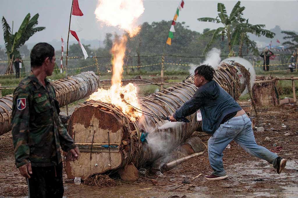 Kemudian, agar karbit tidak cepat menyusut, meriam harus ditutupi ilalang atau diurug dengan tanah untuk menjaga panas, sehingga saat dibakar menghasilkan suara dentuman yang keras dan menggelegar.