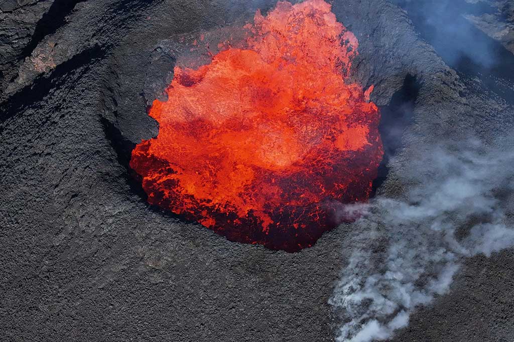 Gambar yang diambil dengan drone di Svartsengi dekat Grindavik, Islandia, menunjukkan pemandangan udara letusan gunung berapi di Sundhnukagigar di barat daya Islandia, yang telah berlangsung selama sebulan.