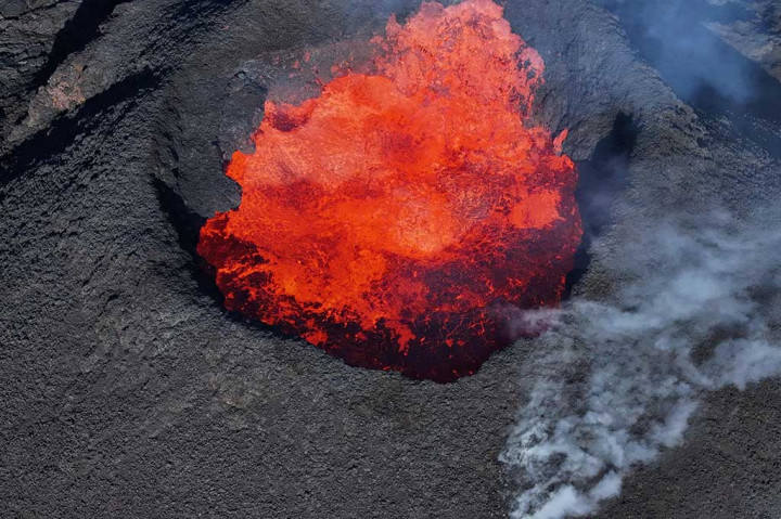 Gambar yang diambil dengan drone di Svartsengi dekat Grindavik, Islandia, menunjukkan pemandangan udara letusan gunung berapi di Sundhnukagigar di barat daya Islandia, yang telah berlangsung selama sebulan.