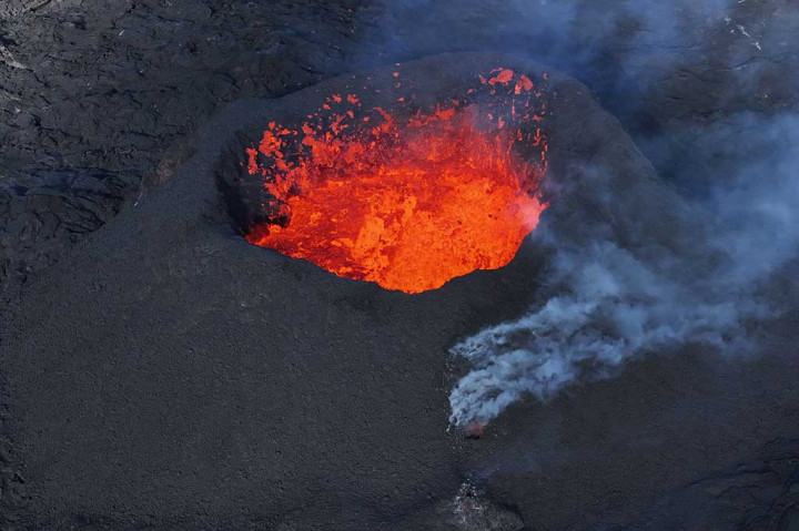 Gelembung dan letusan lava berwarna oranye, sesekali memuntahkan air mancur besar dari gunung berapi yang telah meletus selama sebulan di Islandia. Ini merupakan letusan terlama kedua sejak aktivitas gunung berapi di kawasan itu bangkit kembali pada Maret 2021.