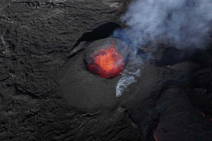 Pada 16 Maret, lava keluar dari celah tanah di Sundhnukagigar, di semenanjung Reykjanes di barat daya Islandia, dan terus mengalir sejak saat itu.
