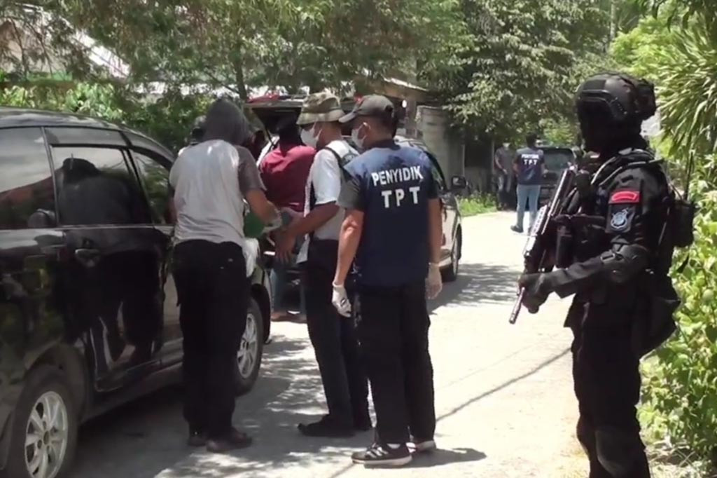 Selain menangkap tujuh orang terduga, Penyidik Tindak Pidana Teroris (TPT) juga menyita sejumlah barang bukti, diantaranya laptop dan handphone, serta dokumen kesediaan menjadi donatur dari lokasi yang digeledah, Selasa, 16 April 2024.