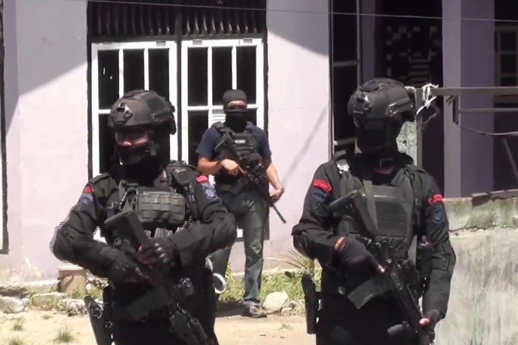 Tim Detasemen Khusus 88 Anti Teror Mabes Polri menangkap tujuh orang terduga teroris dari tiga wilayah di Sulawesi Tengah, yaitu Kota Palu, Kabupaten Sigi dan Kabupaten Poso. Ketujuh orang target diduga terkait jaringan Jamaah Islamiah.