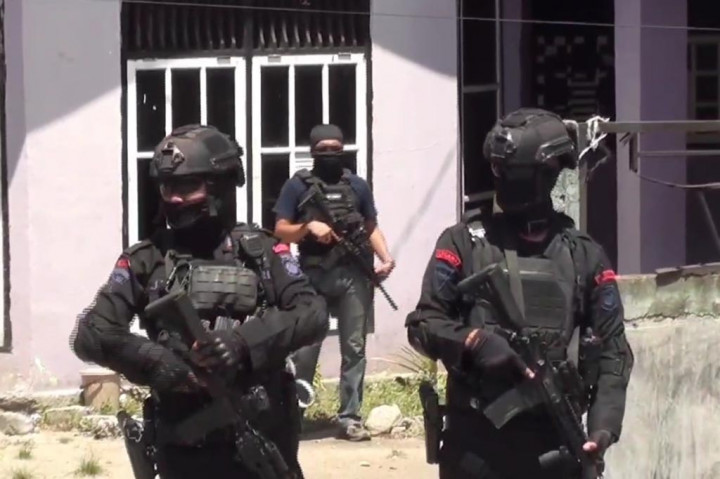 Tim Detasemen Khusus 88 Anti Teror Mabes Polri menangkap tujuh orang terduga teroris dari tiga wilayah di Sulawesi Tengah, yaitu Kota Palu, Kabupaten Sigi dan Kabupaten Poso. Ketujuh orang target diduga terkait jaringan Jamaah Islamiah.