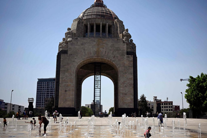 Ibu kota Meksiko mencatat rekor suhu tertinggi pada Senin, 15 April 2024 ketika termometer mencapai 34,2 derajat Celsius (93,6 Fahrenheit).