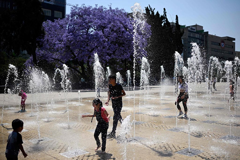 “Hari ini rekor suhu maksimum bersejarah terjadi di Mexico City,” tulis direktur jenderal Komisi Air Nasional (Conagua) German Martinez Santoyo di situs media sosial X.