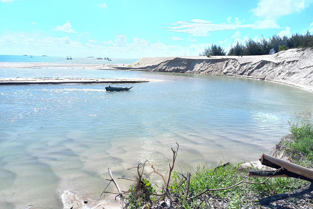 Untuk itu, dirinya meminta perusahaan yang sudah mempunyai izin pengerukan silahkan. Jual pasir untuk membiayai pengerukan alur muara sungai agar lalulintas perahu nelayan bisa lancar.