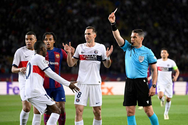 Namun Barca kemudian harus bermain dengan 10 orang setelah Ronald Araujo diganjar kartu merah karena melakukan pelanggaran terhadap Bradley Barcola pada menit ke-29.