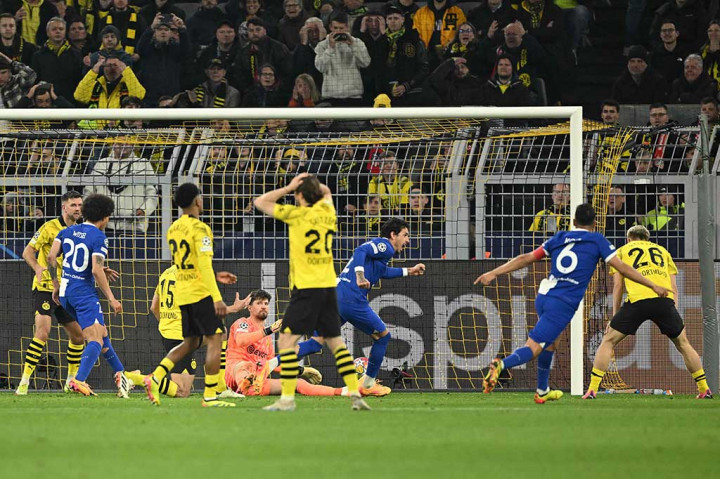 Memasuki babak kedua, Atletico mampu memperkecil ketertinggalannya menjadi 1-2 setelah bek Dortmund Mats Hummels melakukan gol bunuh diri setelah gagal dengan sempurna menghalau sundulan Mario Hermoso.