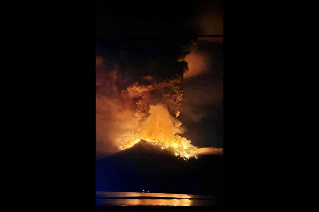 Erupsi eksplosif terjadi pada Selasa, 16 April 2024 pukul 21.45 WITA. Erupsi lagi pada 17 April 2024 pukul 01.08 WITA dan pukul 05.05 WITA yang diperkirakan ketinggian kolom erupsi mencapai 1.800 meter.