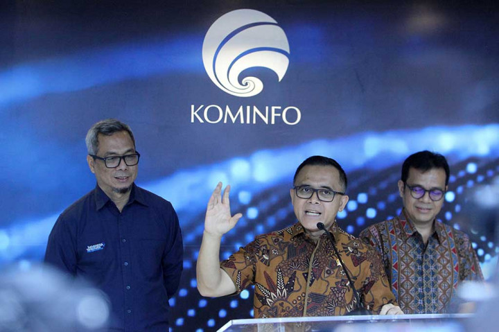 Menteri Pendayagunaan Aparatur Negara dan Reformasi Birokrasi (PANRB) Abdullah Azwar Anas (tengah) didampingi Wamen Kominfo Nezar Patria (kanan) dan Dirjen Informasi dan Komunikasi Pubik Kementerian Kominfo Usman Kansong menyampaikan paparan dalam konperensi pers terkait perkembangan terkini Ibu Kota Nusantara (IKN) di Kantor Kominfo, Medan Merdeka Barat, Jakarta, Rabu, 17 April 2024.