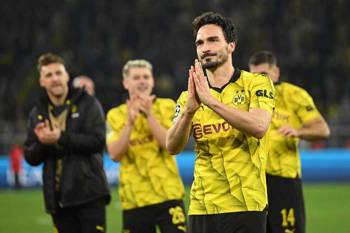 Dilansir dari laman resmi Borussia Dortmund, Rabu, Mats Hummels kini tercatat sebagai pemain kedua dengan penampilan terbanyak berseragam hitam dan kuning. Hummels hanya kalah dari legenda Dortmund, Michael Zorc yang mencatatkan 572 pertandingan selama berkarir membela Dortmund.