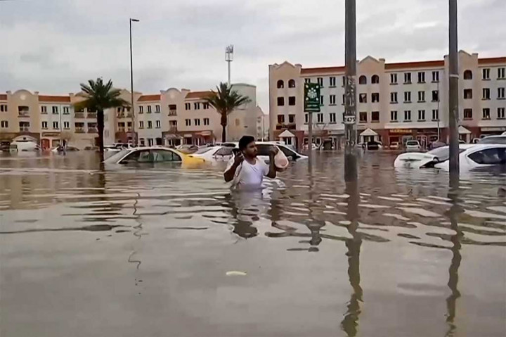 Jalan raya raksasa Dubai, Uni Emirat Arab digenangi banjir, sementara penumpang bandara didesak untuk menjauh pada hari Rabu, 17 April 2024, ketika pusat keuangan mewah itu lumpuh akibat curah hujan yang mencapai rekor tertinggi.