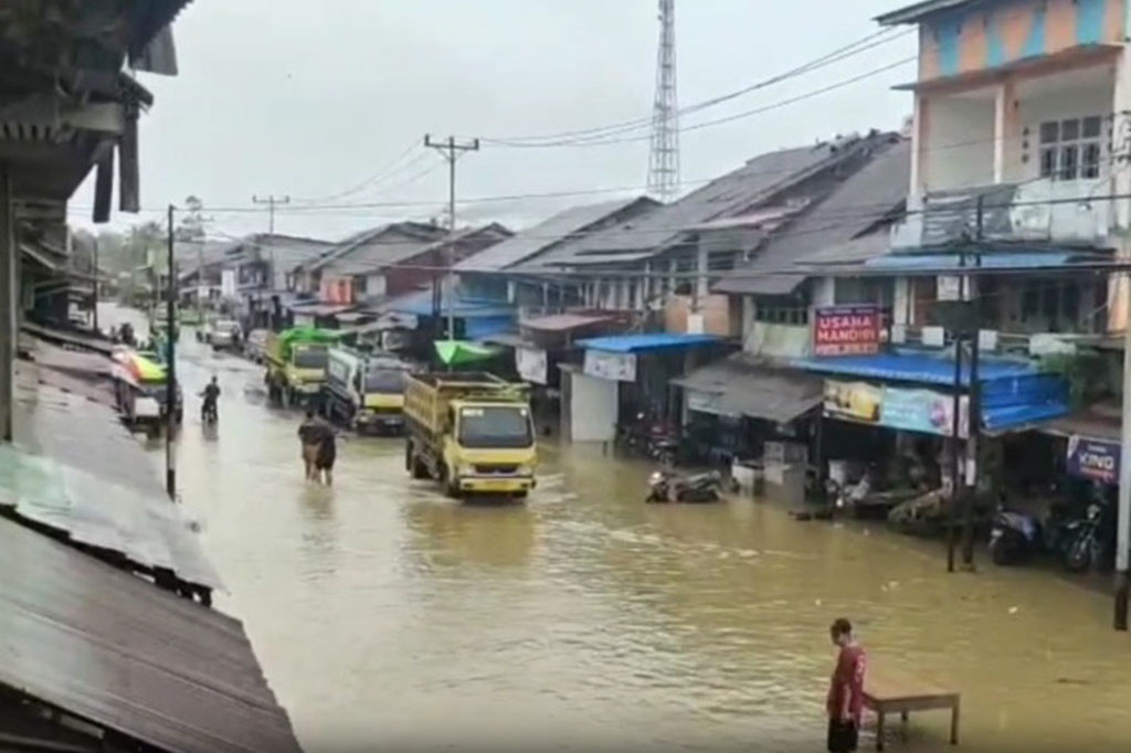 Banjir bandang menerjang Kecamatan Sengah Temila, Kabupaten Landak, Kalimantan Barat, Rabu, 17 April 2024. Selain merendam ratusan rumah, banjir akibat intensitas curah hujan yang tinggi sejak satu hari terakhir juga membuat akses jalan antar kabupaten tergenang air setinggi 40 cm.