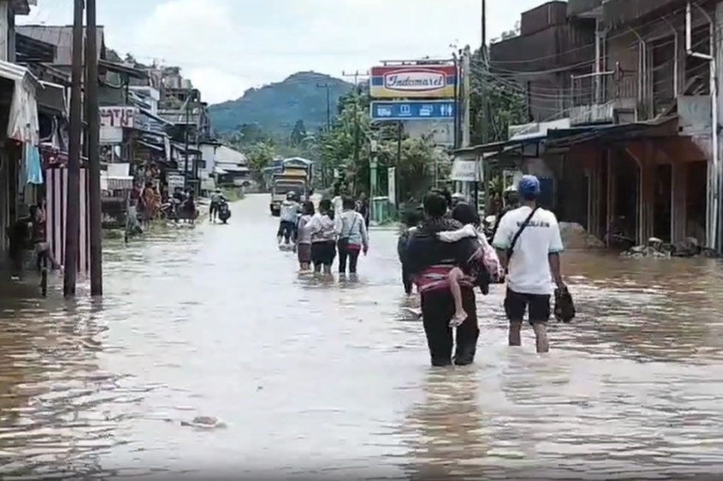 Akibatnya arus transportasi terhambat. Sejumlah kendaraan roda 4 ke atas yang hendak melintas, terpaksa dipandu oleh sejumlah warga dengan cara buka tutup jalan.