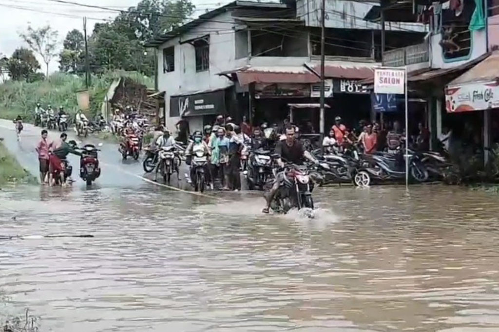 Sementara sejumlah pemotor yang memaksa menerobos banjir mengalami mogok.