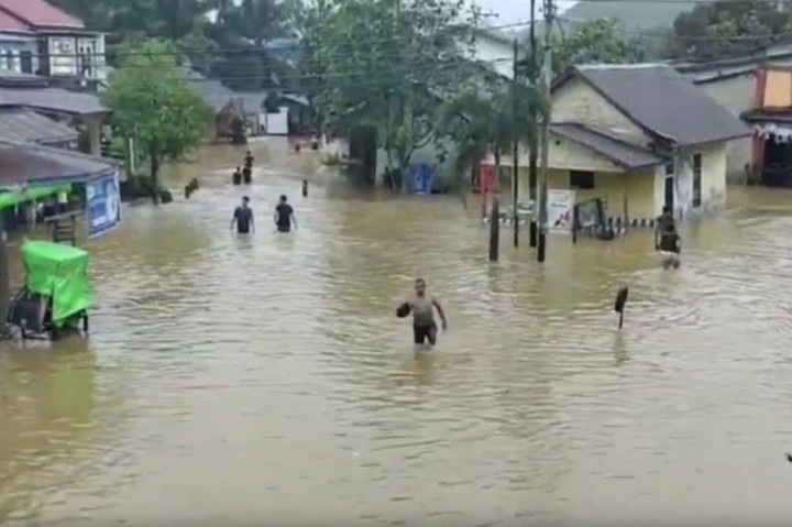 Seperti yang terlihat di Desa Pahoman, selain merendam ratusan rumah warga dan kawasan pertokoan pasar Pahoman, banjir bandang juga membuat akses jalan antar kabupaten tergenang setinggi 40 cm.