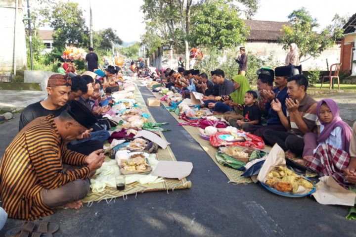 Sapi diberi hiasan kupat, sebab bersamaan perayaan bakdo kupat atau kupatan. Momen perayaan ini menjadi hiburan dan sekaligus tradisi untuk mengarak hewan ternak sapi yang dimiliki hampir setiap rumah tangga warga, berkeliling padukuhan Mlambong.