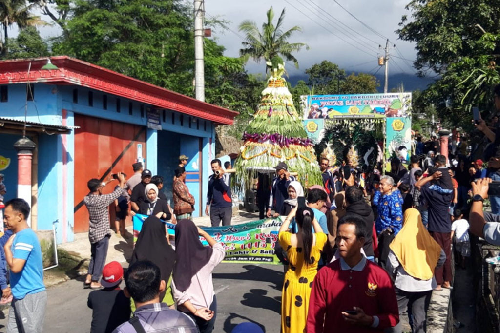 Mlambong di lereng Merapi Boyolali memiliki tradisi tua di bulan Syawal yang sangat unik. Kemeriahan yang membuncah itu selalu hadir di lingkungan Dukuh Mlambong, Desa Sruni, Kecamatan Musuk, yang digelar 7 hari pasca perayaan Idulfitri, lewat tradisi yang dinamakan 'Bakdan Sapi'.