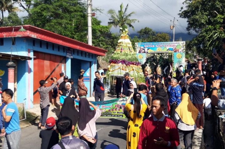 Mlambong di lereng Merapi Boyolali memiliki tradisi tua di bulan Syawal yang sangat unik. Kemeriahan yang membuncah itu selalu hadir di lingkungan Dukuh Mlambong, Desa Sruni, Kecamatan Musuk, yang digelar 7 hari pasca perayaan Idulfitri, lewat tradisi yang dinamakan 'Bakdan Sapi'.