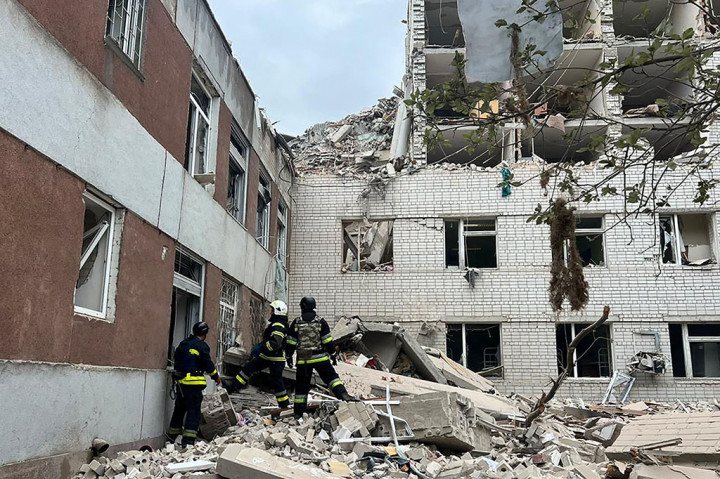 “Operasi pencarian dan penyelamatan sedang berlangsung,” tambah Lomako, sambil mencatat bahwa 16 bangunan telah rusak dalam serangan itu. Pejabat lain mengatakan puluhan kendaraan juga hancur.