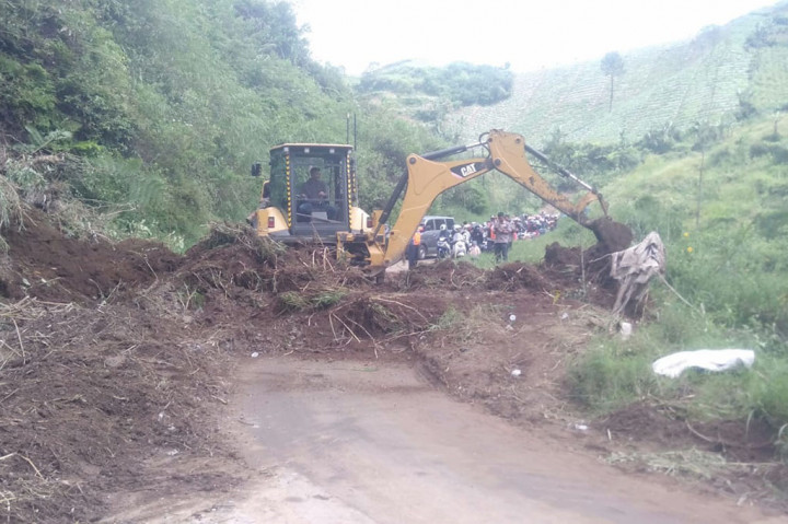 Kepala Dinas Pekerjaan Umum dan Penataan Ruang (PUPR) Kabupaten Garut, Agus Ismail mengatakan, pihaknya berkolabirasi dengan BPBD Garut dalam upaya penanganan daerah rawan bencana. Karena, beberapa waktu lalu sebuah tebing setinggi 30 meter longsor dan menutup jalan sepanjang 5 meter terjadi di Blok Lawang Angin, Banjarwangi-Singajaya, Kecamatan Banjarwangi.