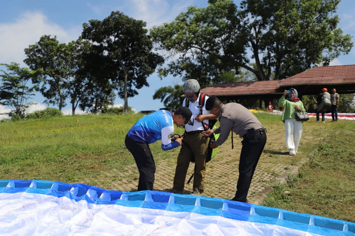 Pemerintah Kabupaten Garut menyiapkan venue utama dalam pekan olahraga di tahun 2024 untuk cabang paralayang berada di bukit Haruman Jingga yang memiliki ketinggian 966 mdpl. Persiapan venue olahraga paralayang tersebut, suatu olahraga rekreasi akan mana akan menjadi luar biasa.