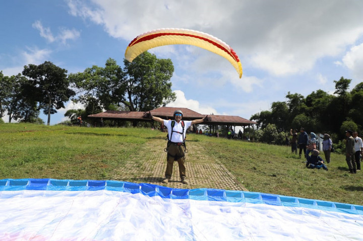 Penjabat (Pj) Bupati Garut, Barnas Adjidin mengatakan, jelang Porkab pemerintah akan menyiapkan venue utama tentang potensi paralayang di Bukit Haruman Jingga langsung mencoba sensasi terbang. Namun, paralayang ini merupakan suatu olahraga rekreasi yang mana bisa dinikmati dengan baik dan menjadi rekreasi luar biasa bagi masyarakat.