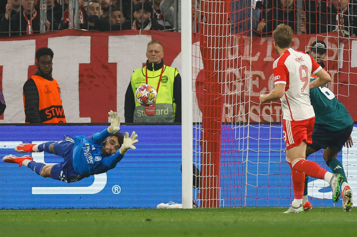 Bermain di kandang sendiri, Bayern langsung tampil menyerang sejak menit awal. Beberapa peluang tercipta namun masih dapat digagalkan kiper Arsenal, David Raya