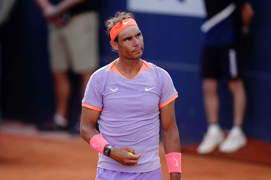 Rafael Nadal menelan kekalahan pertamanya setelah kembali ke lapangan akibat cedera, di babak kedua Barcelona Open, Rabu, 17 April 2024 waktu setempat.