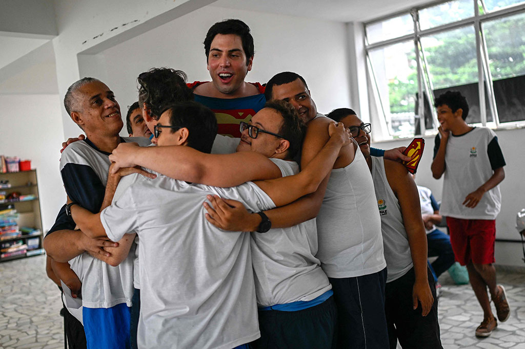 Dia memasang kepribadian barunya di media sosial dan segera menjadi bintang internet, videonya diposkan ulang oleh pembuat film Guardians of the Galaxy James Gunn, sutradara film Superman yang akan datang. 