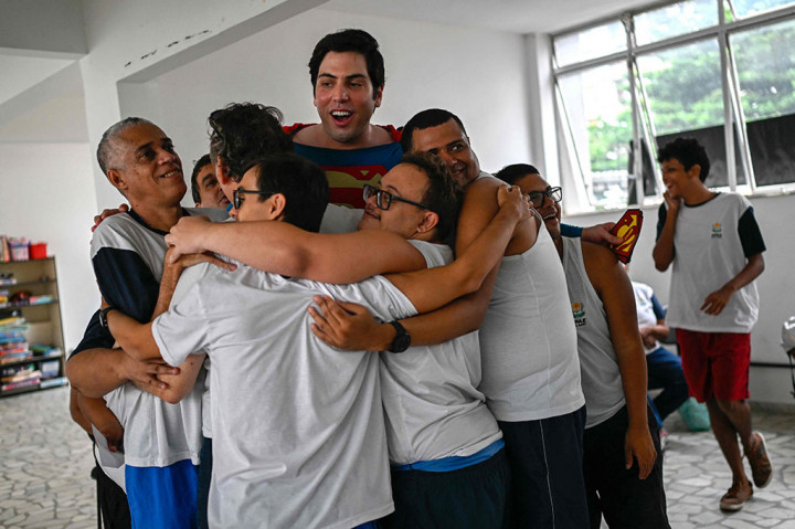 Dia memasang kepribadian barunya di media sosial dan segera menjadi bintang internet, videonya diposkan ulang oleh pembuat film Guardians of the Galaxy James Gunn, sutradara film Superman yang akan datang. 