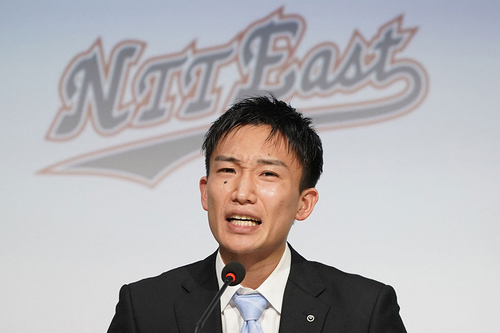 Juara dunia dua kali Kento Momota, Kamis, 18 April 2024, mengatakan bahwa ia memutuskan pensiun dari bulu tangkis internasional pada usia 29 tahun, mengakhiri karir puncak setelah tidak pernah pulih akibat kecelakaan mobil empat tahun lalu.