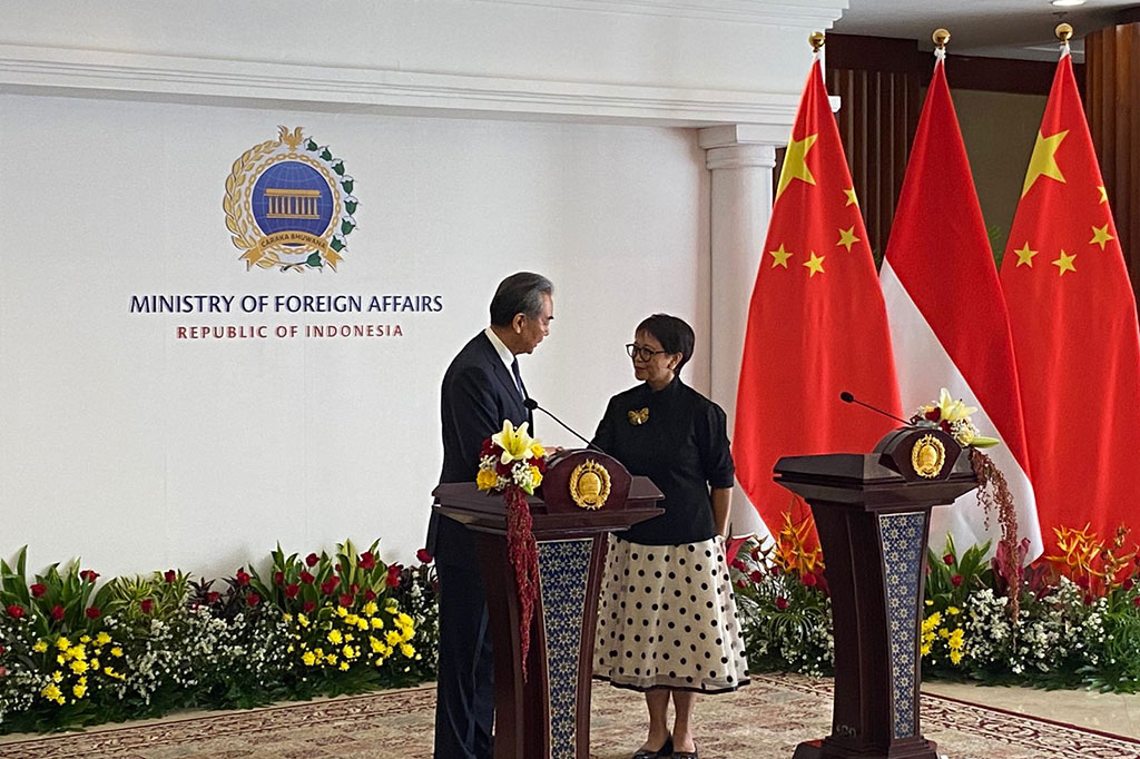 Retno mengatakan situasi di Timur Tengah menjadi salah satu pembicaraan dengan Wang Yi. Menurutnya, kedua menlu memiliki pandangan yang sama mengenai pentingnya semua pihak menahan diri dalam melakukan de-eskalasi.