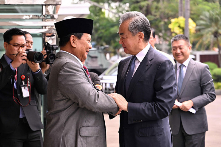 Menteri Pertahanan Prabowo Subianto menerima kunjungan Menteri Luar Negeri Tiongkok Wang Yi di Kantor Kemhan, Jalan Medan Merdeka Barat, Gambir, Jakarta, Kamis, 18 April 2024.