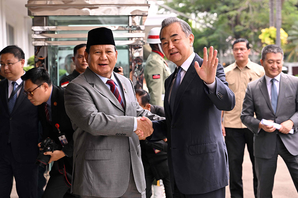 Prabowo dan Wang Yi bertegur sapa dan berjabat tangan. Setelah itu, mereka menghadap awak media yang meminta waktu untuk memotret momen tersebut.
