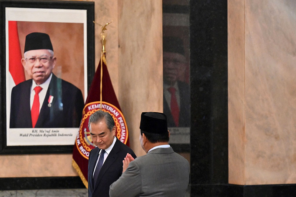 Rombongan Wang Yi kemudian terlihat meninggalkan Kantor Kemhan melalui pintu samping pada pukul 12.02 WIB. Sementara itu, baik Prabowo maupun Wang Yi tidak memberikan pernyataan apa pun kepada awak media nasional, China, dan lainnya.