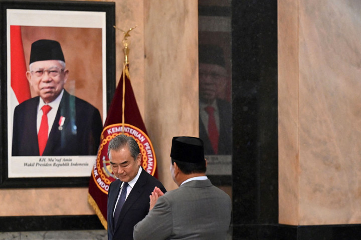 Rombongan Wang Yi kemudian terlihat meninggalkan Kantor Kemhan melalui pintu samping pada pukul 12.02 WIB. Sementara itu, baik Prabowo maupun Wang Yi tidak memberikan pernyataan apa pun kepada awak media nasional, China, dan lainnya.